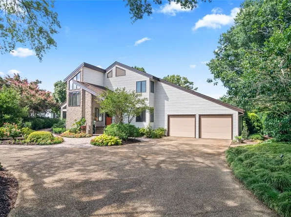 530 Elizabeth Lake Dr, Hampton, VA 23669