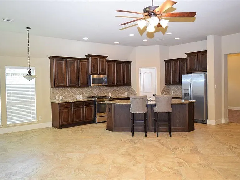 2911 Naples Park Ln — Photo 9