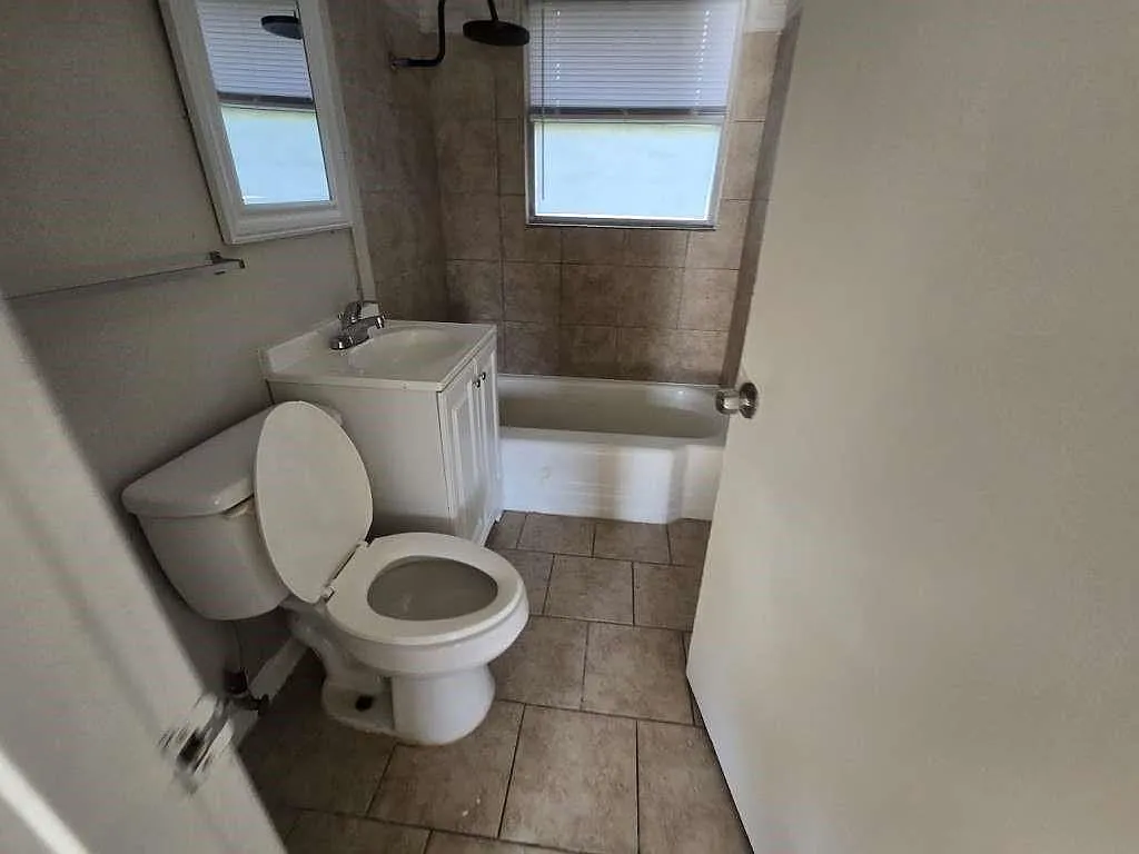3 bed, 2.0 bath, 1093 sqft, $1,895 — Photo 2