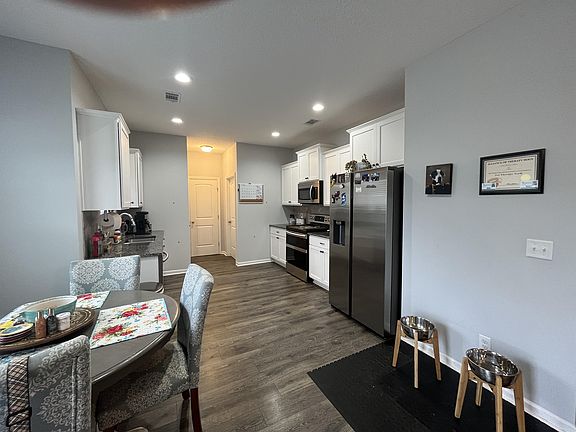 3rd image of 172 Labrador Ln NE
