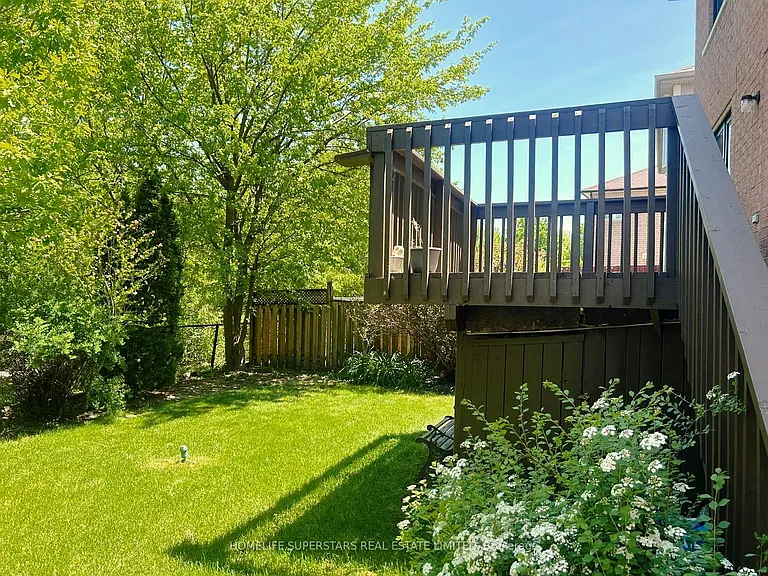 88 River Rock Cres W — Photo 21