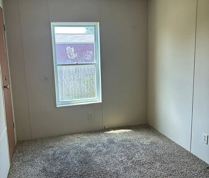 642 E Mills Dr — Photo 2