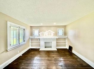 713 38th St, Des Moines, IA 50312