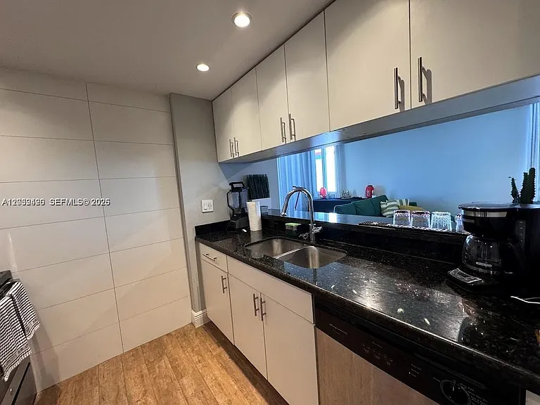 800 N Miami Ave #E-1008 — Photo 15