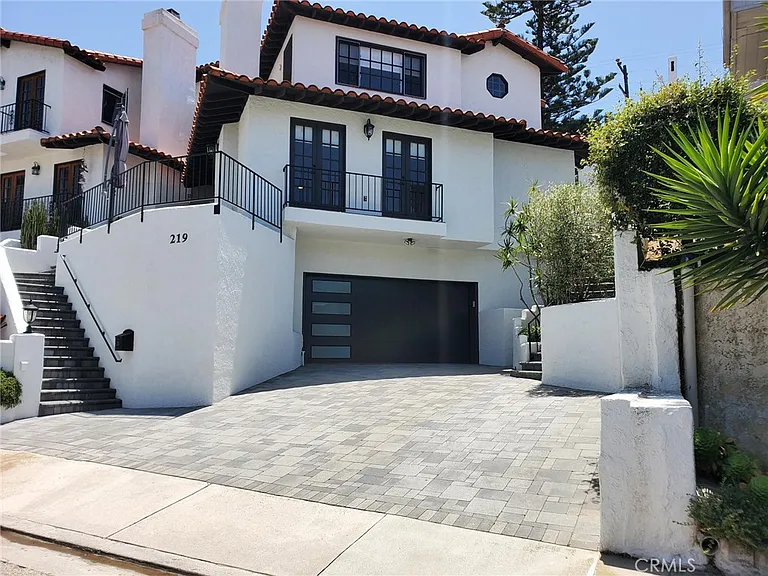 219 W Escalones — Photo 1