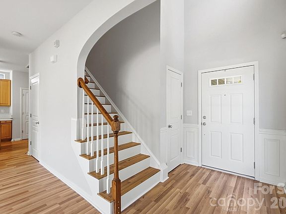 3rd image of 1813 Crabapple Tree Ln