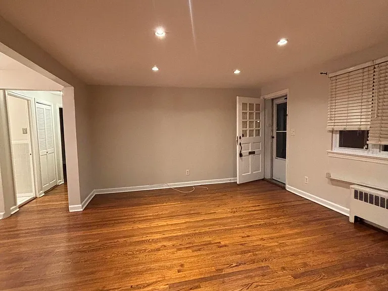 139 Manor Dr — Photo 3