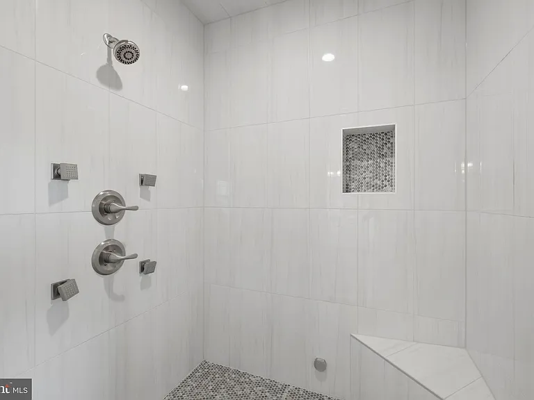 301 Kingdom Dr — Photo 73