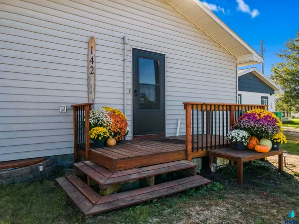 142 N Lake Dr, Castlewood, SD 57223