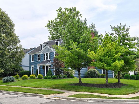 3rd image of 985 Farrington Dr