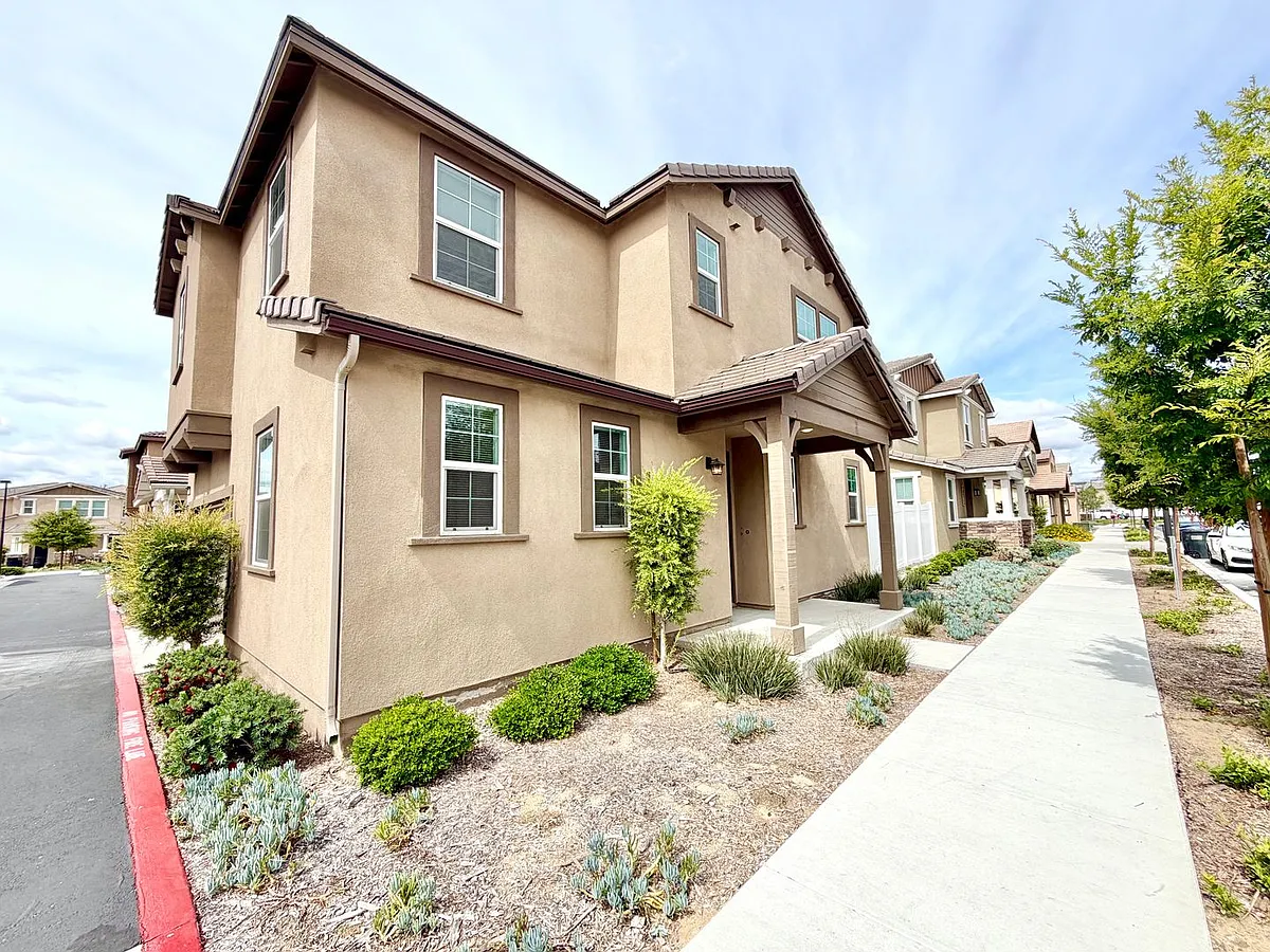 Building Photo - 40617 Birchfield Dr
