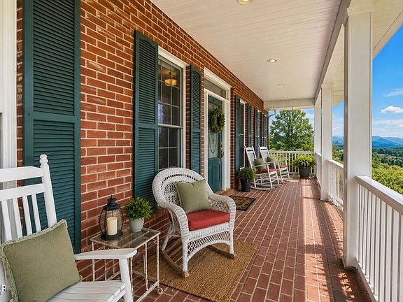 4th image of 223 Lexington Pl