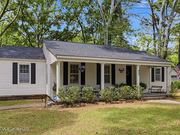 2nd image of 404 Colonial Cir