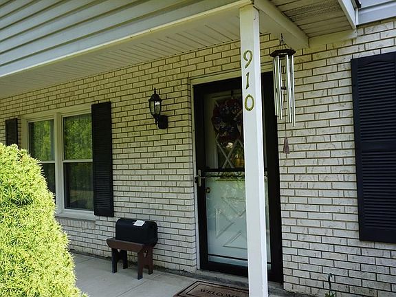 3rd image of 910 Canterbury Ln