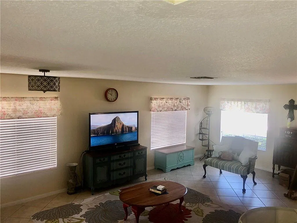 5 bed, 3100 sqft, $3,100 — Photo 4