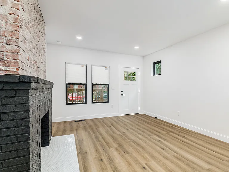 1671 Oak St — Photo 10