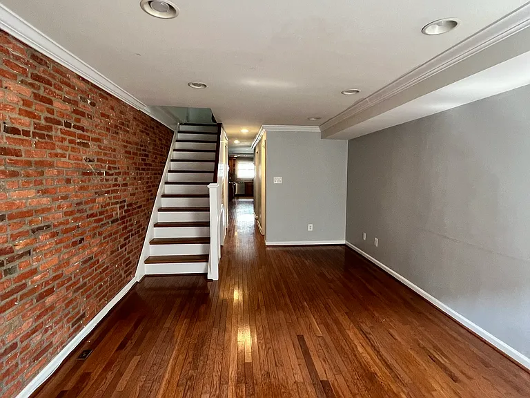 718 S Port St — Photo 2