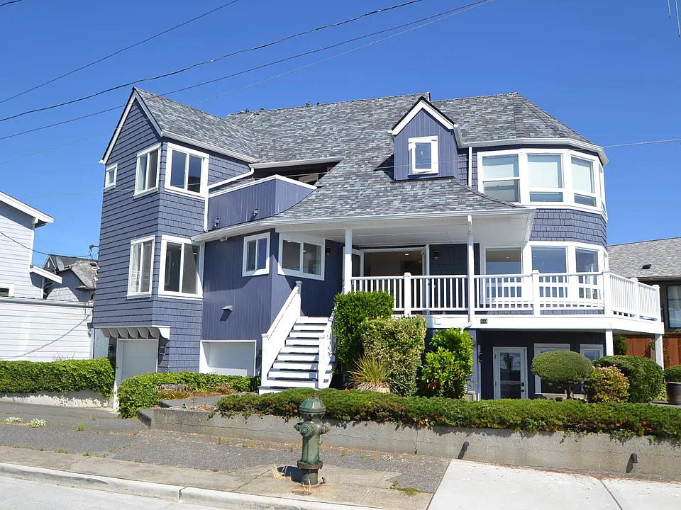 3504 Beach Dr SW