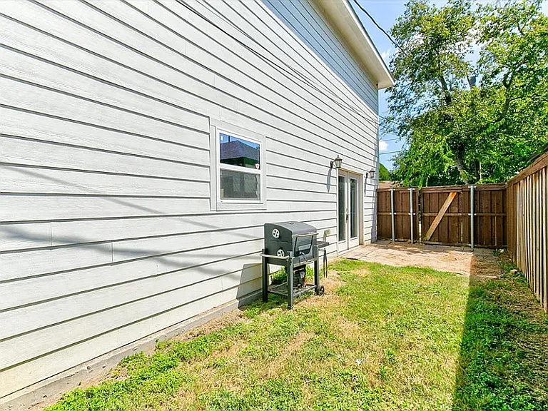 2313 W Devitt St — Photo 16