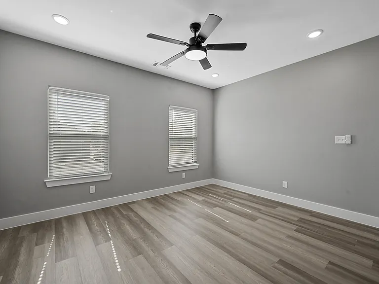 527 W Walker St — Photo 4