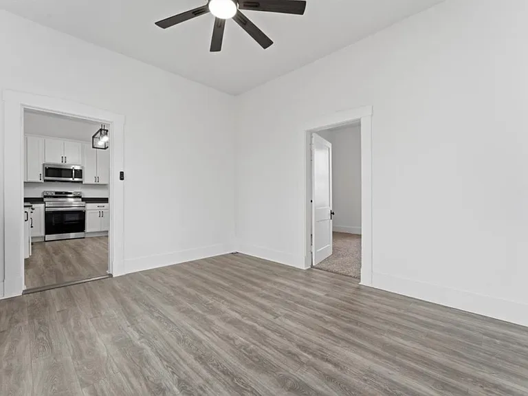 323 N Main St — Photo 2