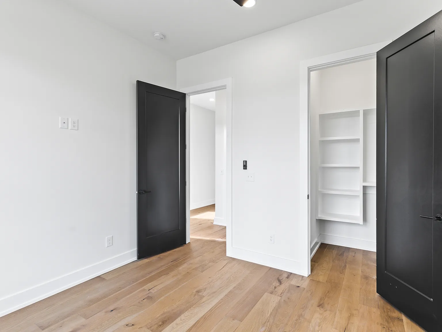 2107 Courtney Ave — Photo 2