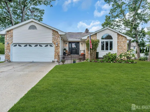 8 Laurel Ln, Bayville, NJ 08721