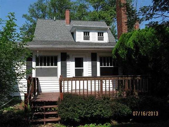 3rd image of 816 Leonard St