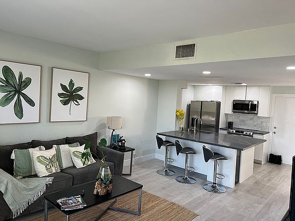 3rd image of 850 Sorrento Dr