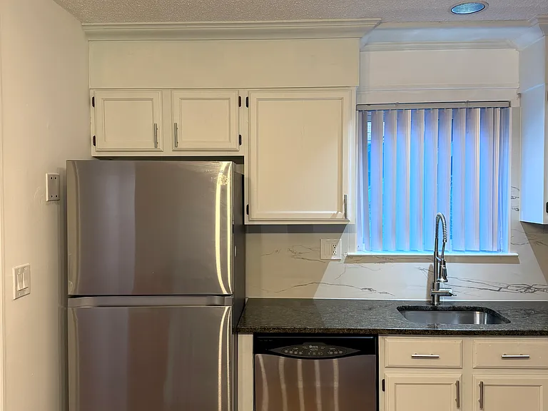 703 Meadow Woods Ln — Photo 4