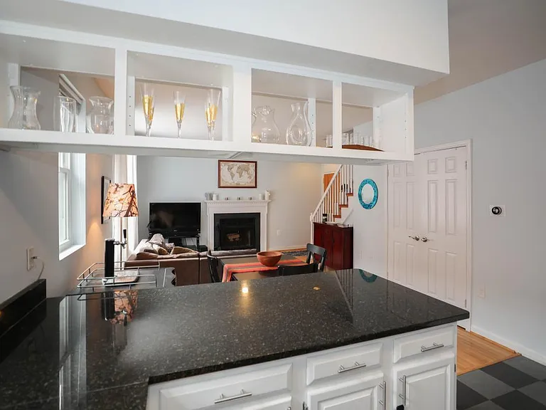 1822 Vernon St NW #302 — Photo 5