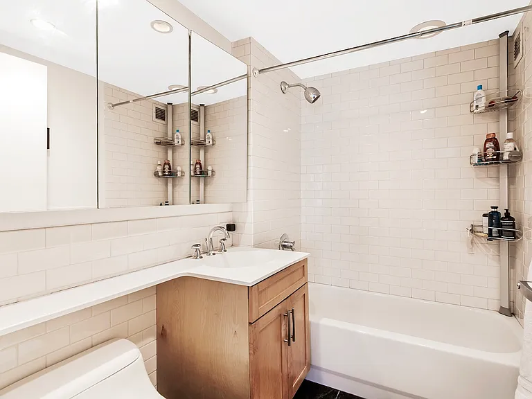 516 W 47th St #N3A — Photo 6