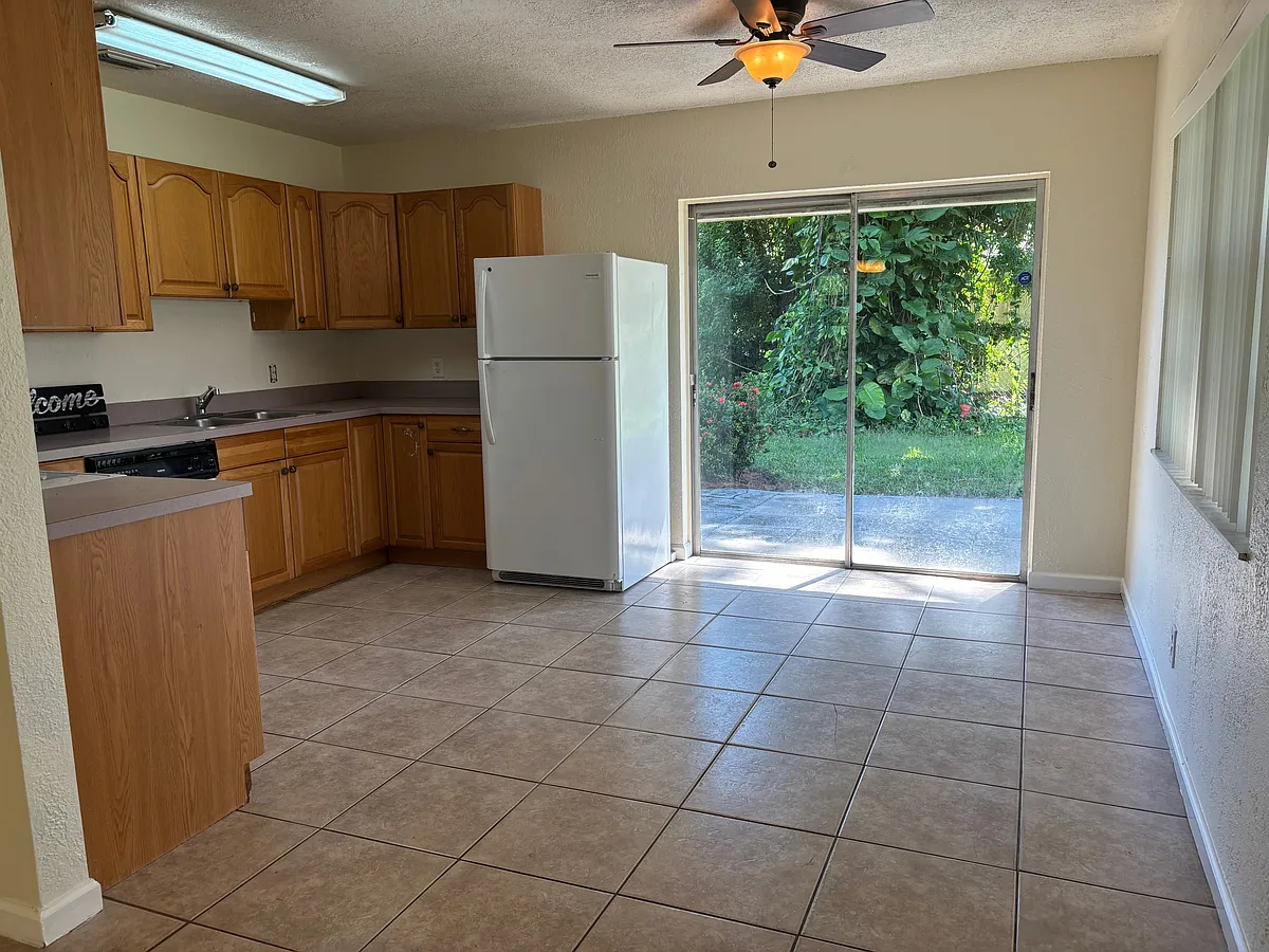 Large Eat-in Kitchen - 3890 7th Ave N #5
