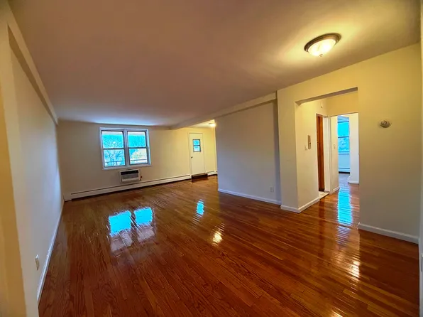 23-50 Waters Edge Drive image 10 of 25