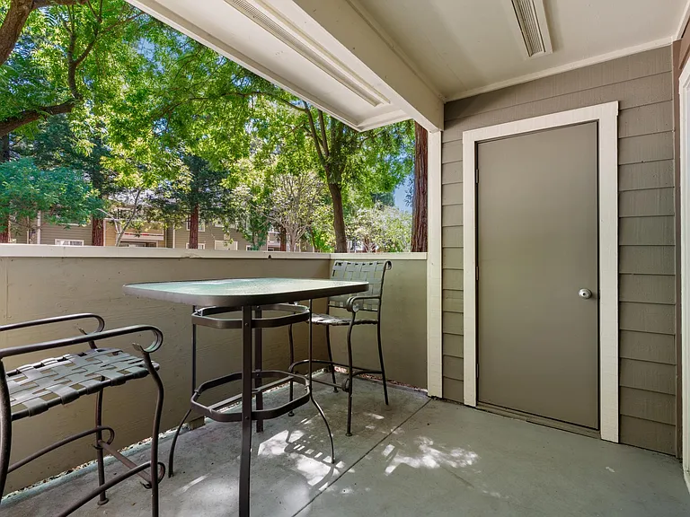 Large balconies/patios with storage