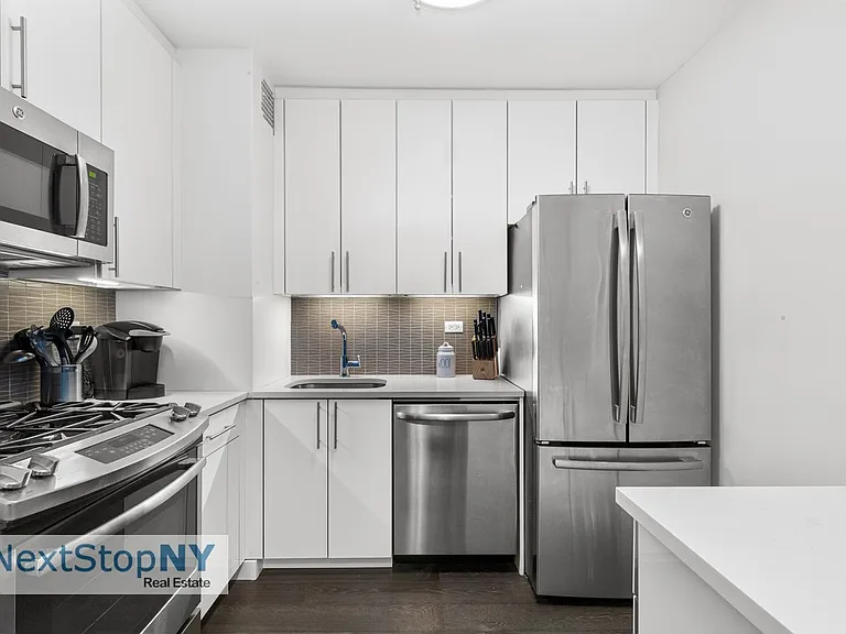 300 E 40th St #9M — Photo 3