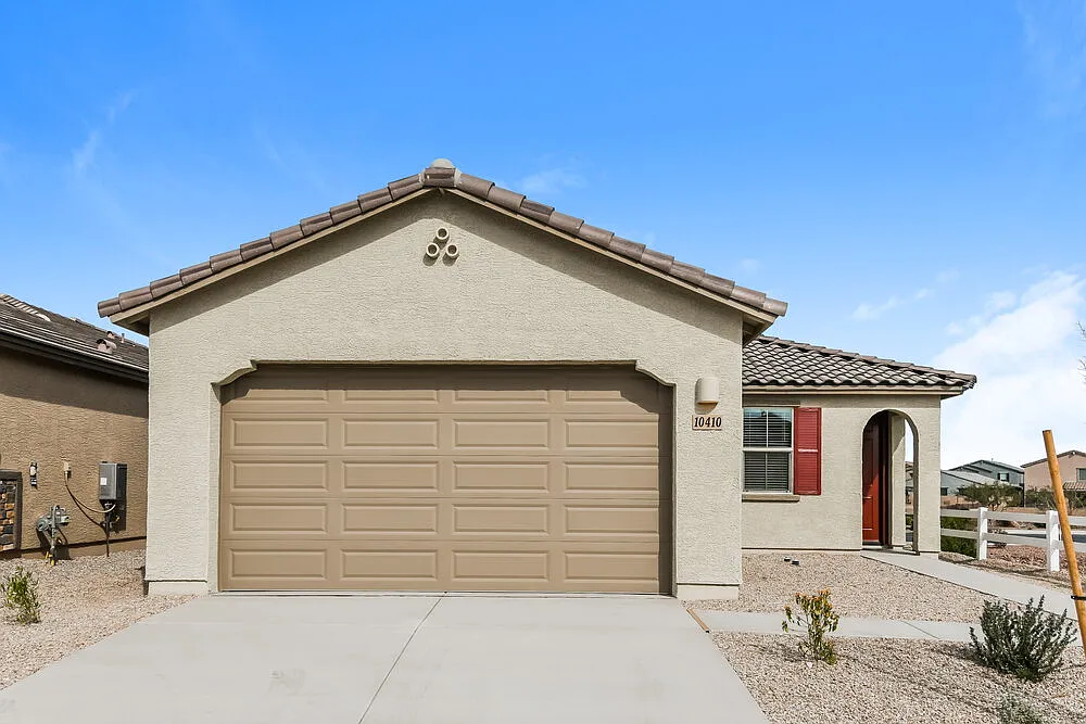 3 bed, 2.0 bath, 1230 sqft, $2,070 — Photo 1