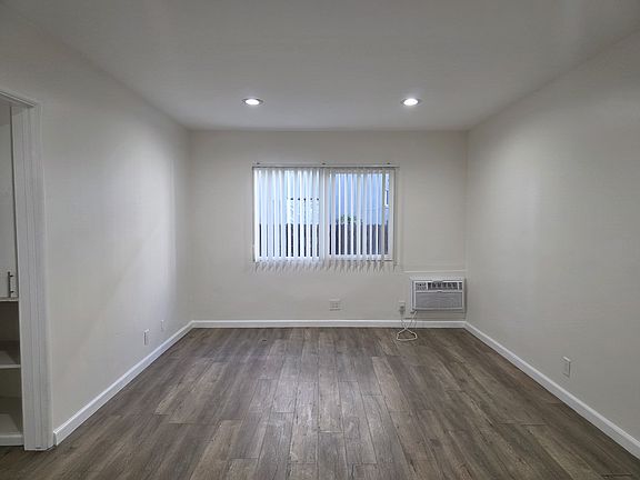 5th image of 20609 Hartland St #2
