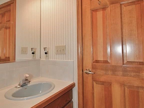 5th image of 21 Hampton Hill Dr