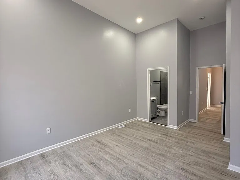 1806 N Mount St — Photo 27