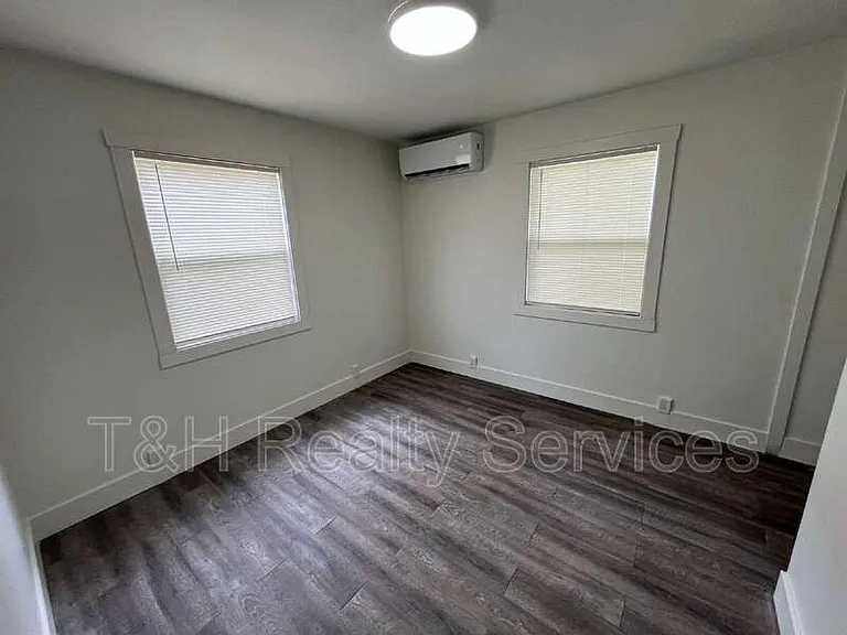 1124 S East St — Photo 9