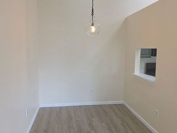 4th image of 12 Amberly Ct