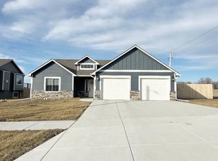 9661 Heather Ln, Manhattan, KS 66502