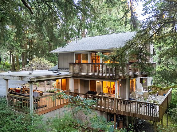 2nd image of 2086 NE Arrowhead Way