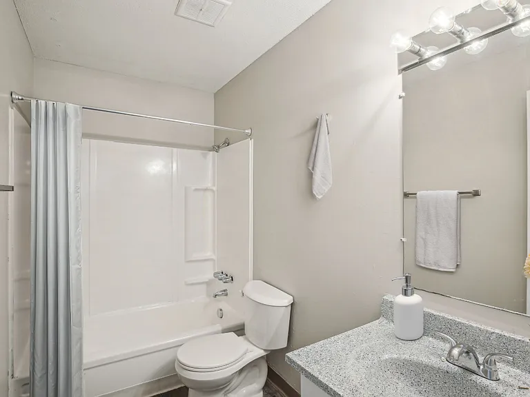Broadway Ridge Apartments — Photo 22