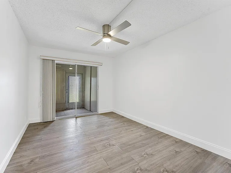 1052 Hythe Pl #C — Photo 9