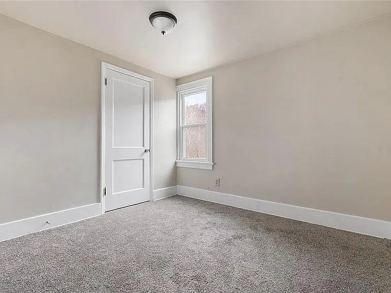 523-525 Ambridge Ave #1 — Photo 4