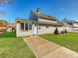 11 Arcadia Ln, Hicksville, NY 11801