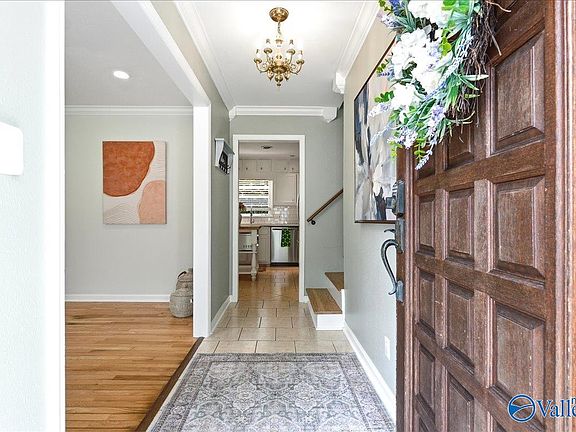 5th image of 2806 Briarwood Dr SE
