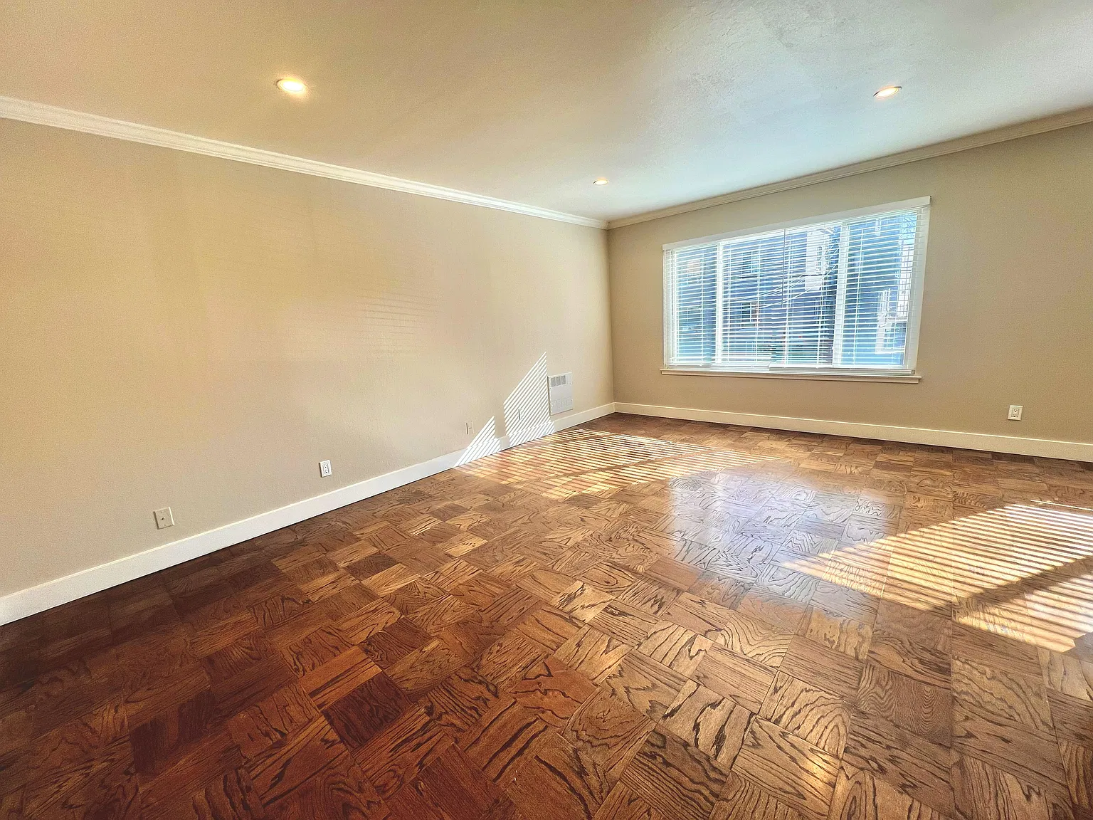 2 bed, 1000 sqft, $3,295 — Photo 3